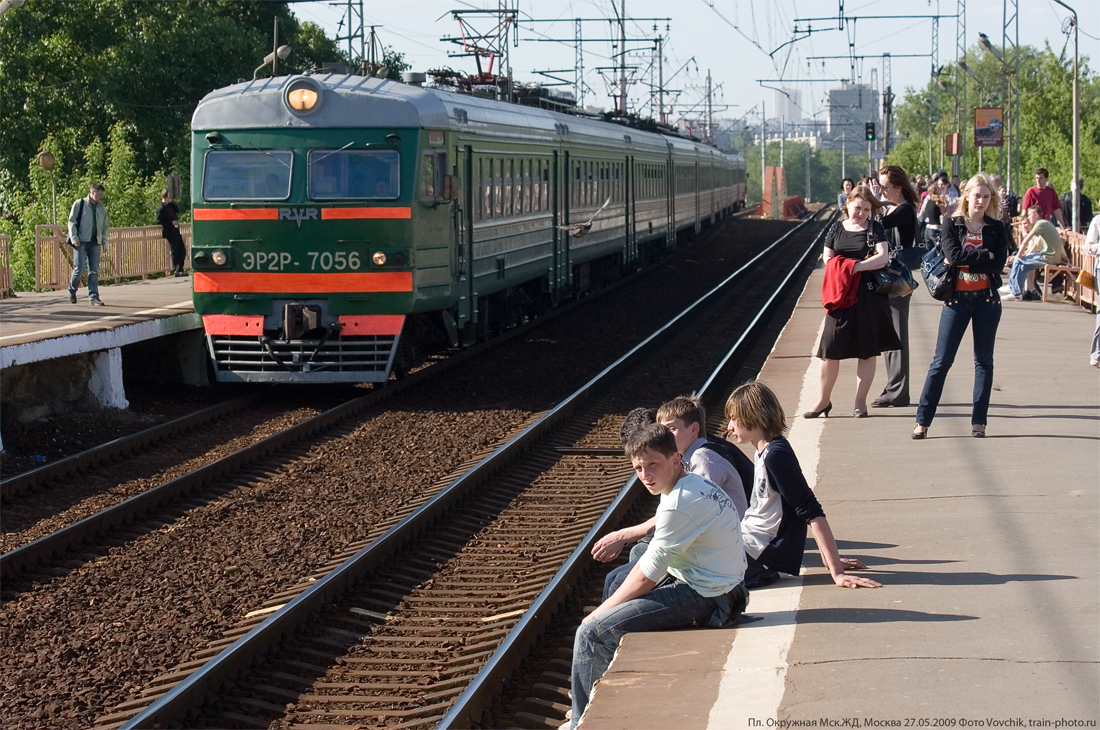 Где в железнодорожном можно. Нарушители на железной дороге. Травмирование на железной дороге. Железная дорога для детей. Травматизм на ж/д транспорте.