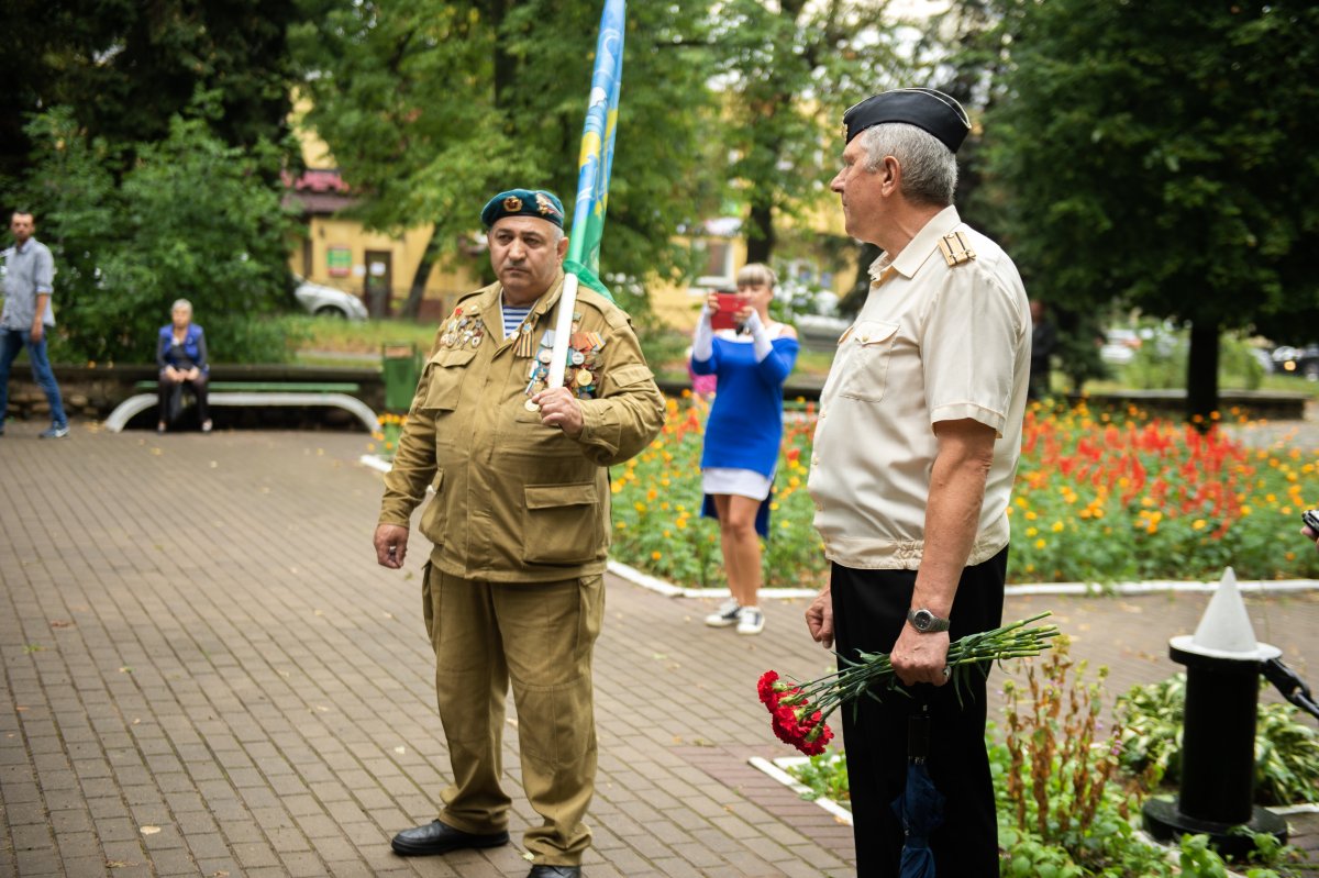 Девушки Расплескалась синева.