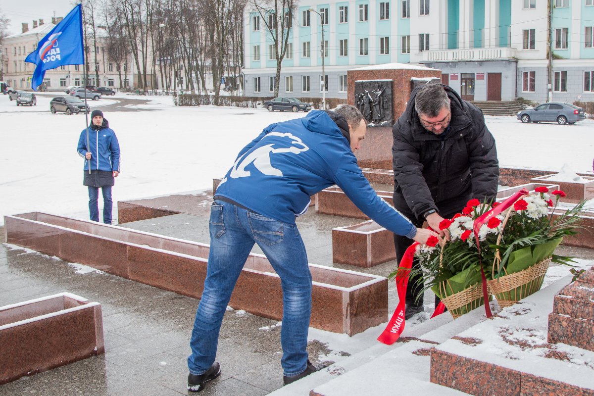 Новости великие луки последние. 23 Февраля церемония возложения. Памятники воинской славы России. Великие Луки весной. Граффити Великие Луки.