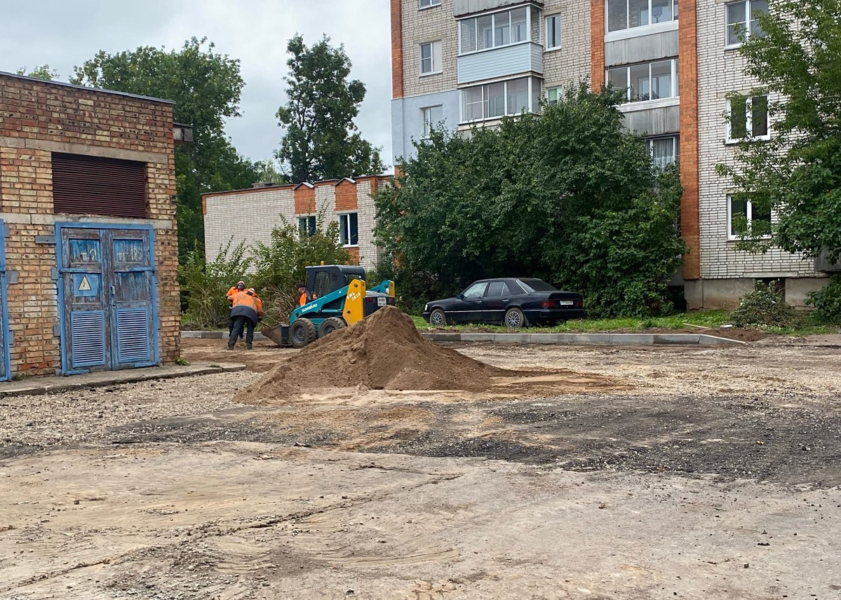 Двор дали. Во дворе. Двор из парковок. Городская среда. Улица двор в доме.