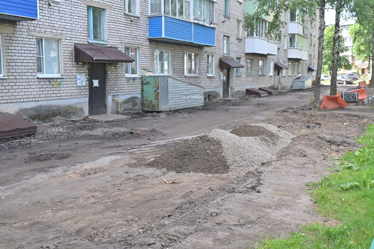 Ремонты дворовых территорий продолжаются - Городская  общественно-политическая газета